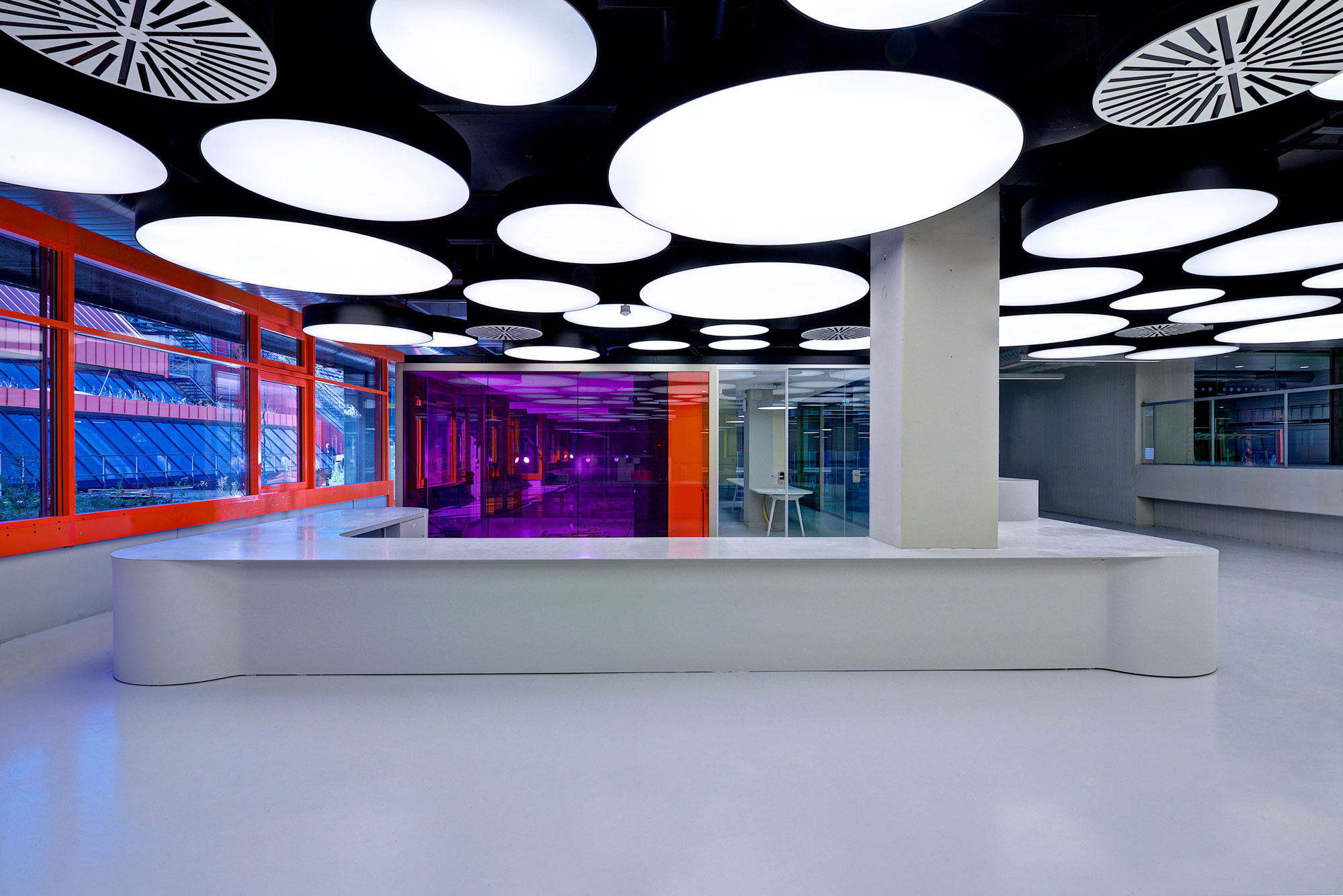 Die Leuchten sind zu einer Art Lichtdecke zusammengefasst und führen vom Zentrum bis zur Beratungstheke im Foyer