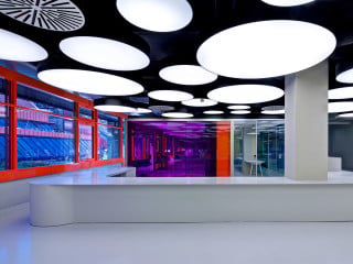 Das Zentrum des Bibliothekfoyers wird von 133 flach-zylindrischen Leuchten erhellt und bestimmt