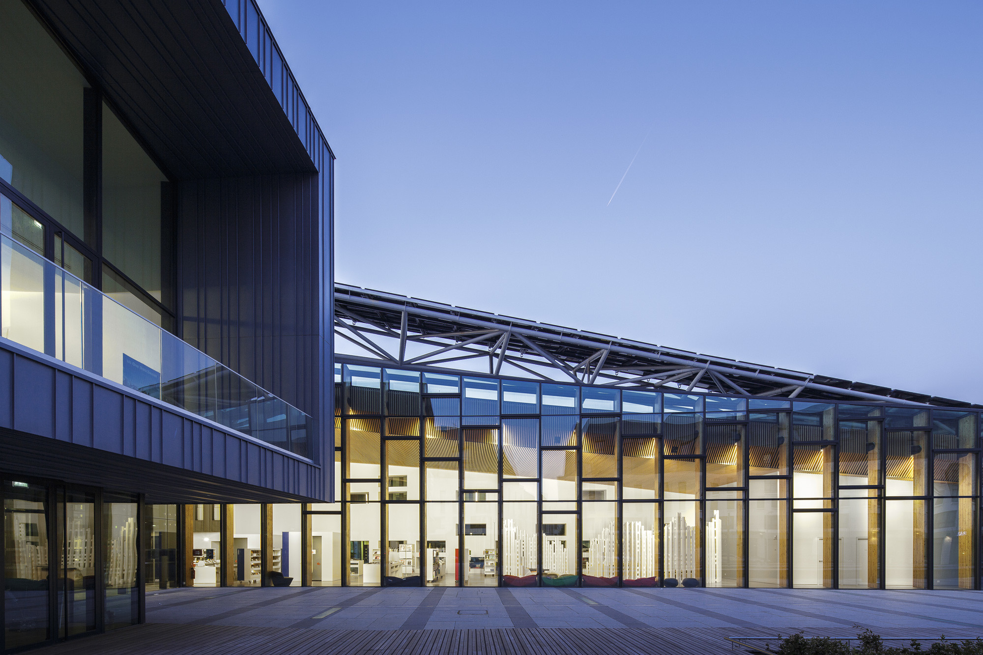 Viel Glas ermöglicht viel Einblick in das Kulturzentrum