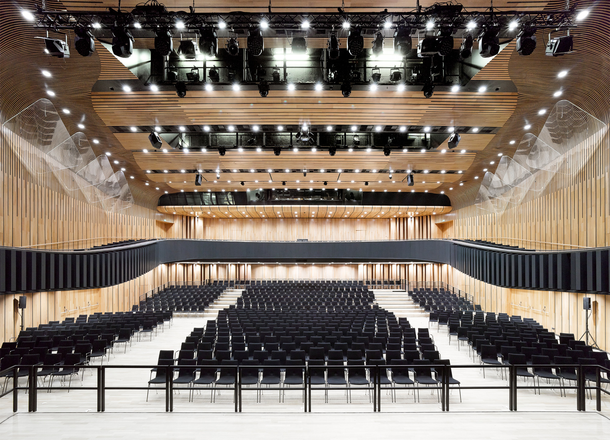 Lichtplaner und Hersteller entwickelten für das Haus und den großen Saal eine stufenlos dimmbare LED-Sonderleuchte