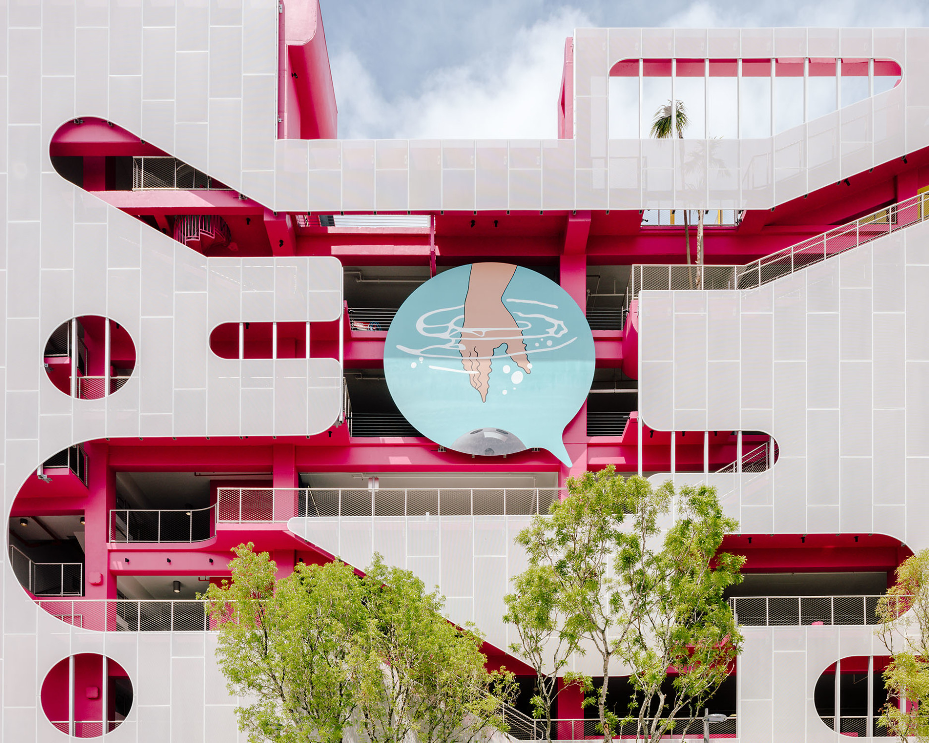 Inspiriert von einem Ameisenstaat, sind in die rund 1,20 Meter tiefe Fassade minimierte öffentliche Flächen integriert: Ein Garten mit Platz für zwei Palmen, eine winzige Bibliothek und ein Spielplatz sind durch Erschließungszonen untereinander verbunden