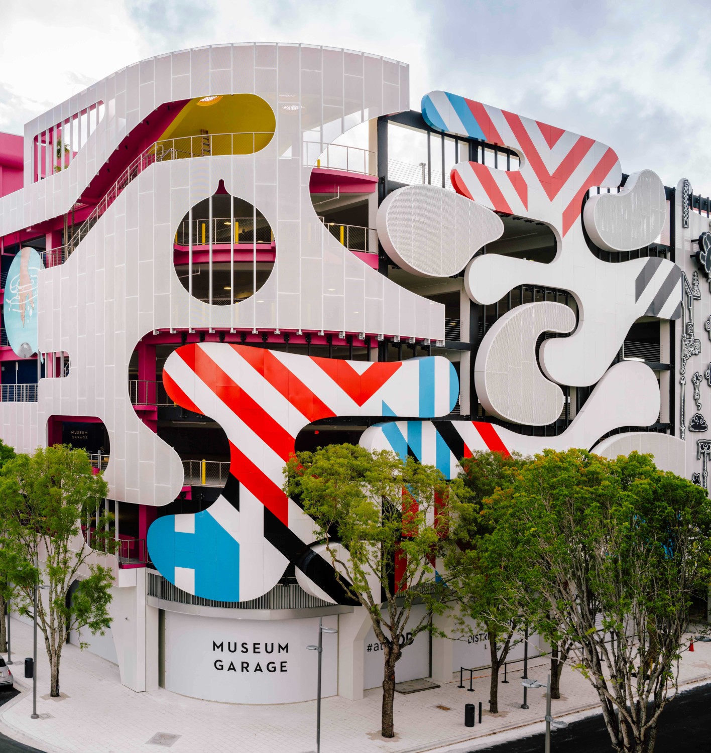 Am schwungvoll gerundeten Übergang der Ecke zur Northeast 41st Street greift der Entwurf „Hugs and Kisses“ von J. Mayer H. mit den für das Berliner Architekturbüro typischen fließenden Formen in die Ausläufer der Ant Farm über