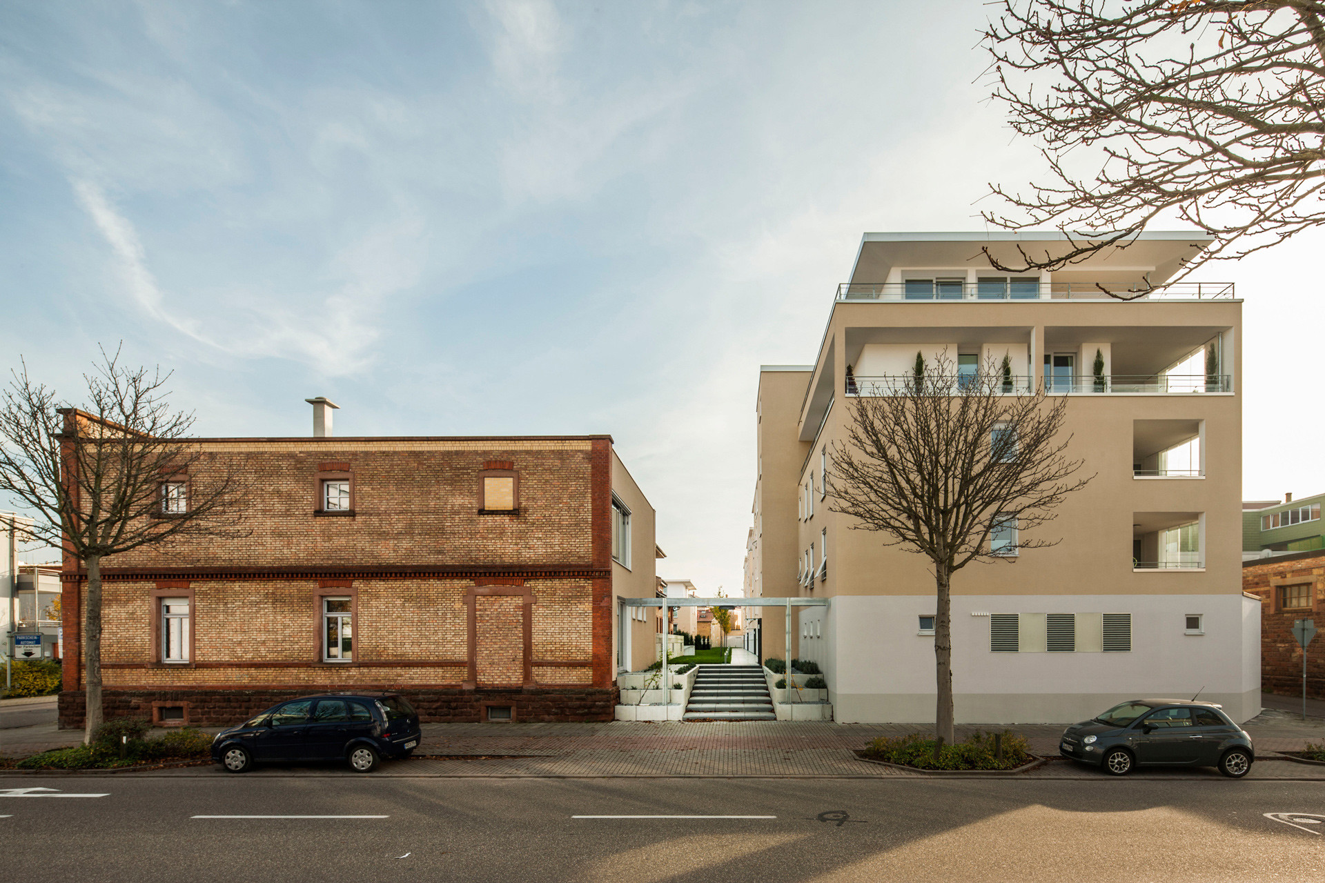 Ein weiterer Bestandsbau war nur noch partiell erhalten, so wurde die restliche Klinkerfassade in einen Neubau integriert