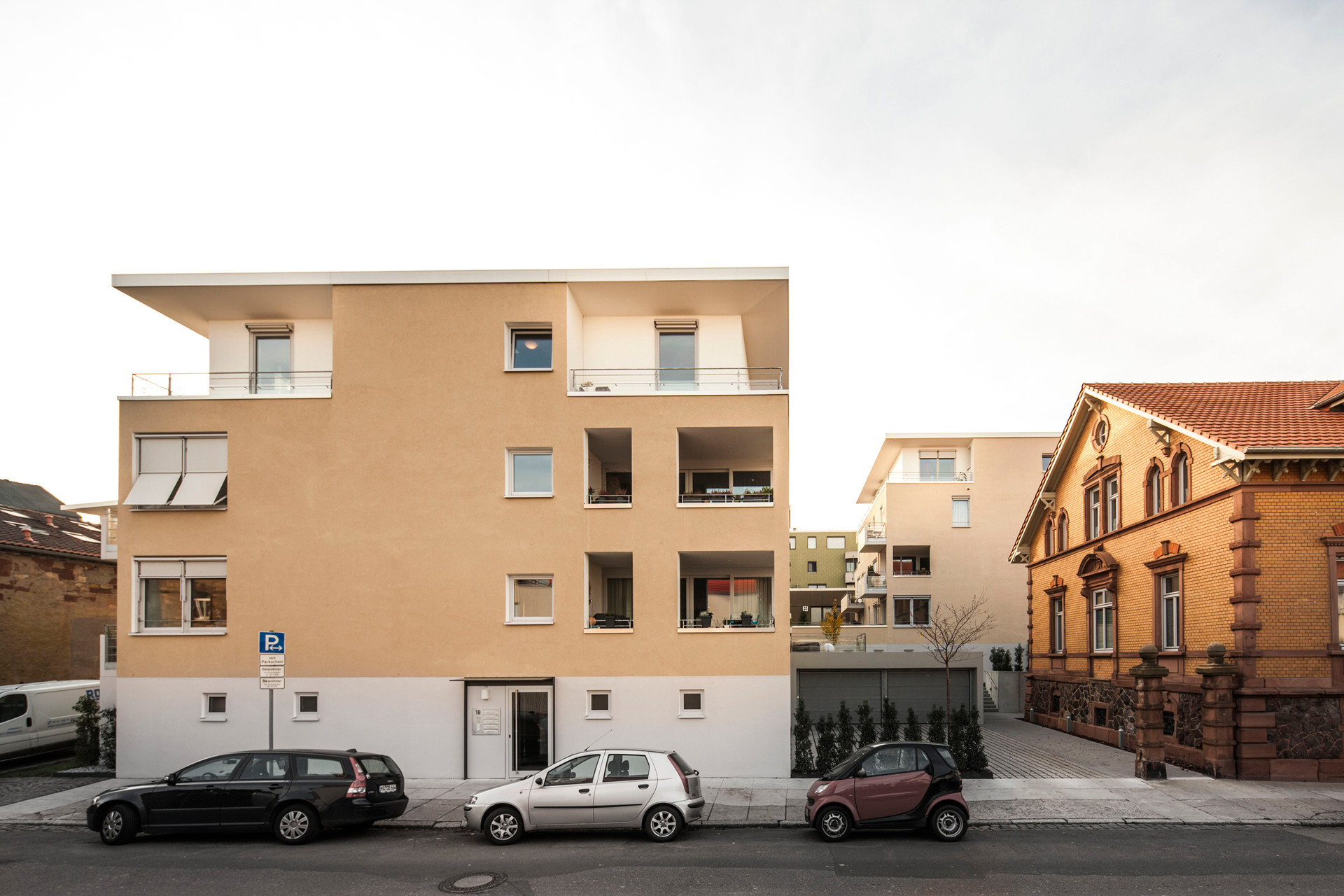 Der Entwurf für die sieben Neubauten und die Sanierung eines bestehenden Klinkerbaus lagen in der Hand von Arnold Architekten