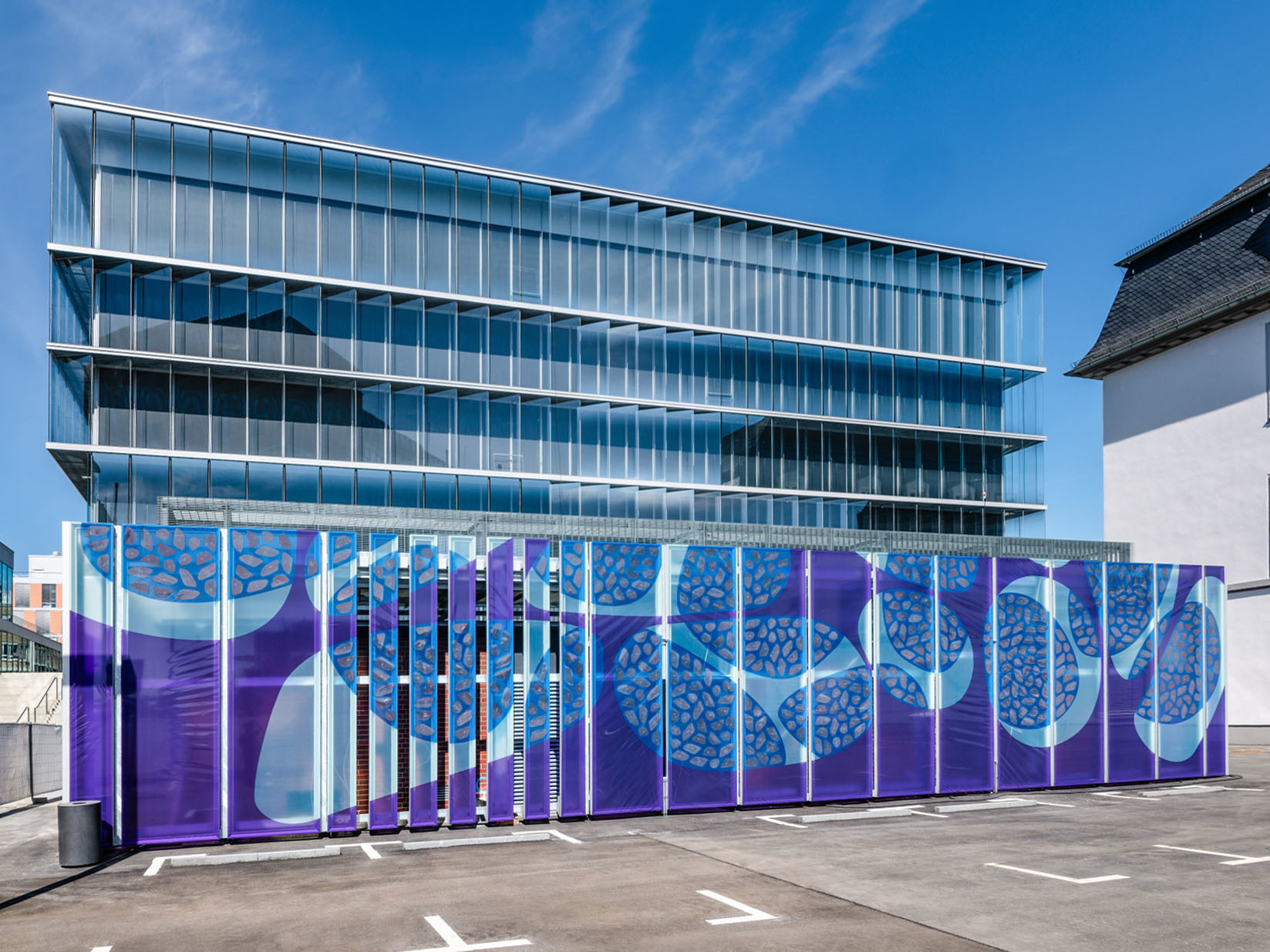 In Darmstadt entstand an einem Merck-Firmengebäude eine Fassade aus ETFE-Folie mit aufgeklebter organischer Photovoltaik (OPV)