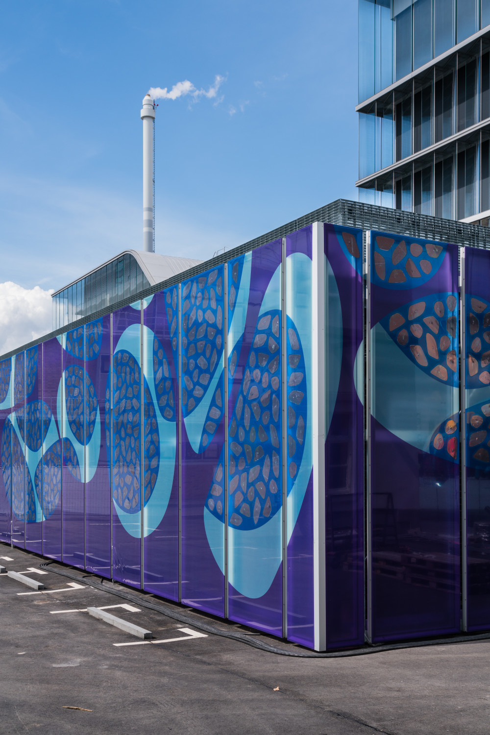 Die Fassade ist das Ergebnis einer Zusammenarbeit zwischen dem im Membranbau tätigen Unternehmen Taiyo Europe und der Firma Opvius, einem Hersteller organischer Photovoltaikzellen