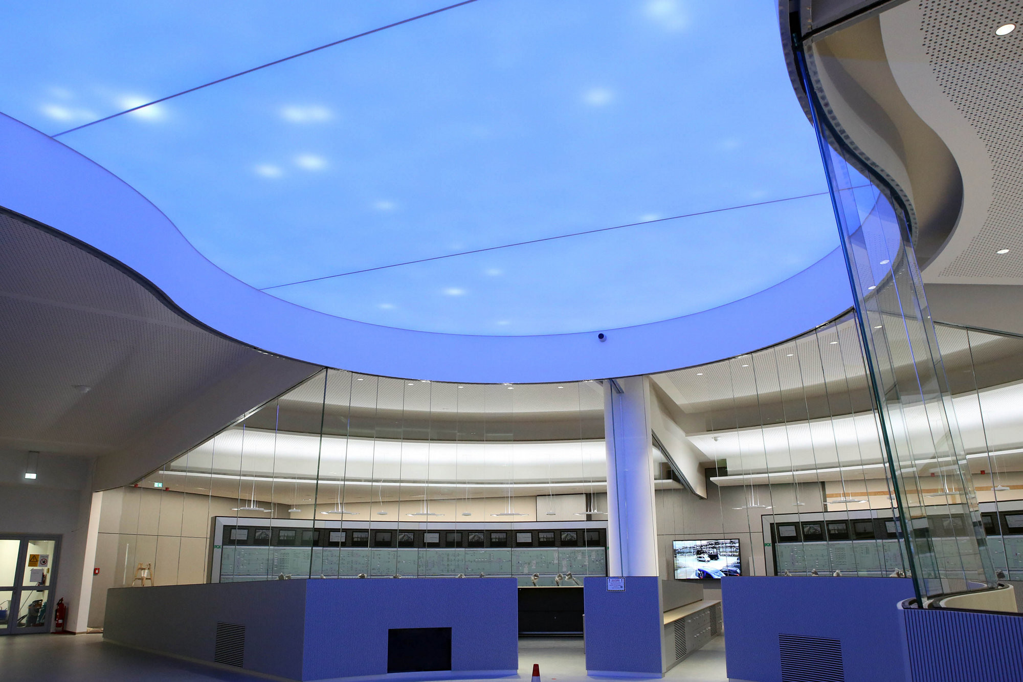 Den geschlossenen Raum ohne Tageslichteinfall in einen angenehmen, konzentrationsfördernden Arbeitsplatz zu verwandeln, übernahmen die Planer von Lichtvision Design