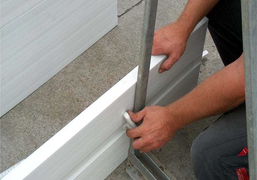 Mehrkammerbohlen in verschiedenen Höhen sind die Grundmodule des Baukastensystems. Mit einem speziellen Klemmverschluss, der frei in einer Nut auf der Schalungsaußenseite positioniert wird, lassen sich die Schalelemente an Erdnägeln, Brettern oder Befestigungswinkeln fixieren