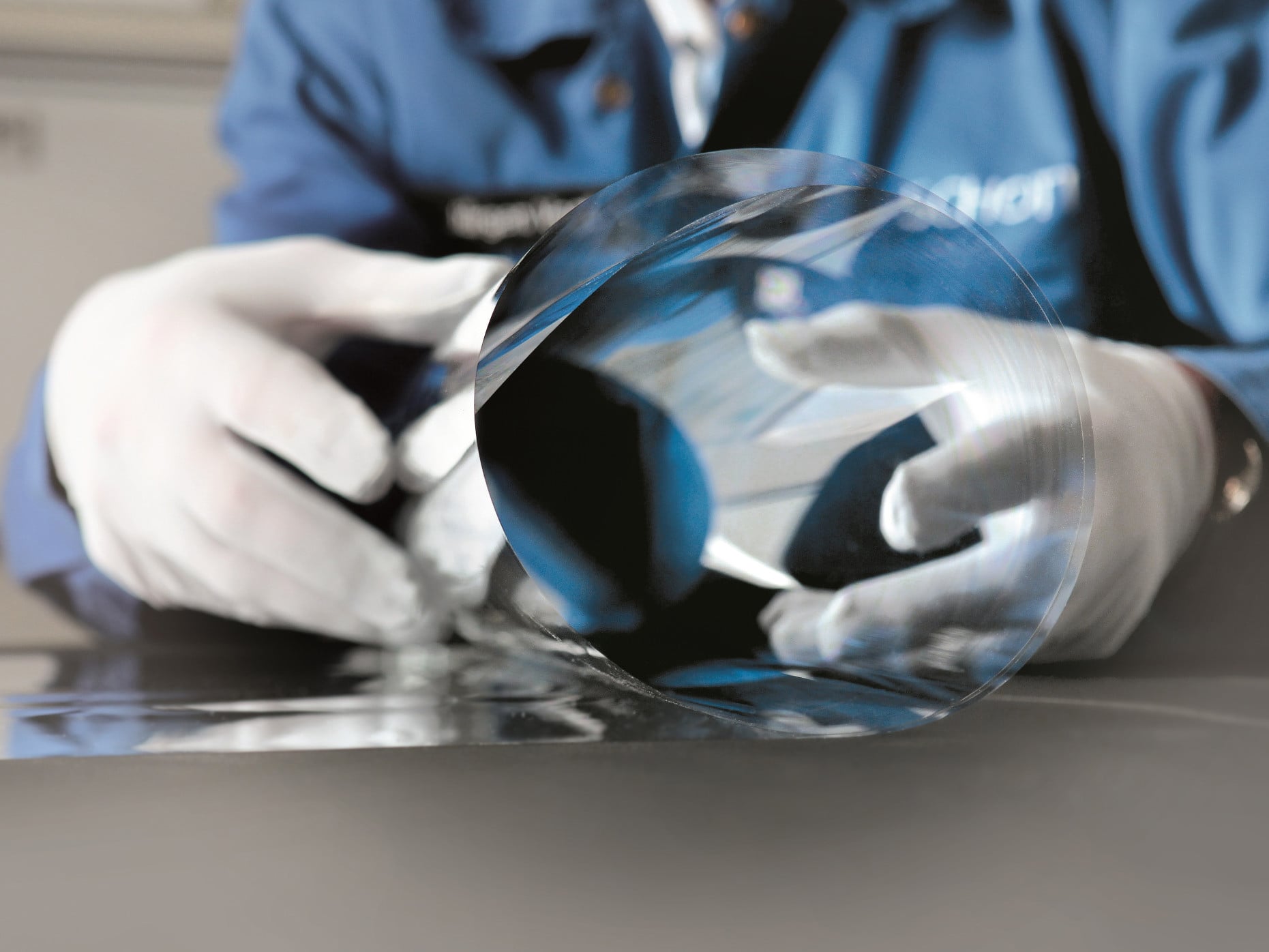 Im Bauwesen werden Gläser mit Glasdicken unter 3 mm als Dünngläser bezeichnet