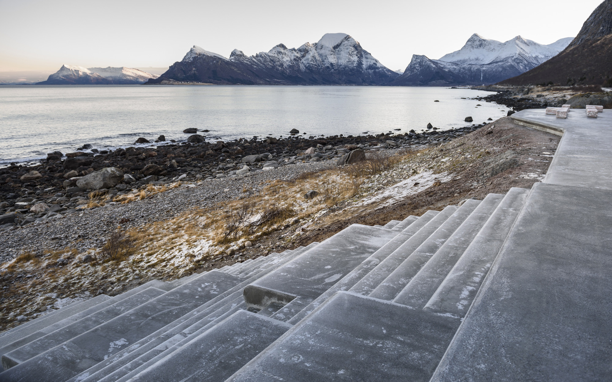 Ureddplassen ist wegen seiner großartigen Aussicht über den Fjord und die Lofoten beliebt