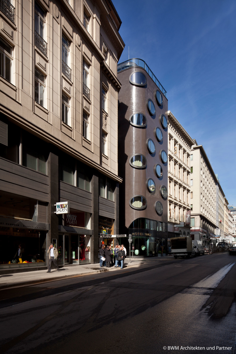 Mit seinen schokoladenbraunen Glasmosaikfliesen und den ovalen Fenstern ist das neue Hotel ein echter Hingucker in der Wiener Innenstadt.