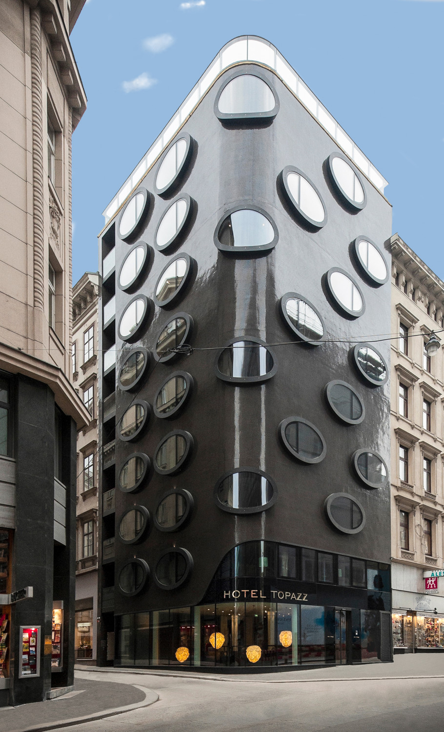 Zu Abertausenden bedecken die glänzenden Glassteinchen die Fassade.