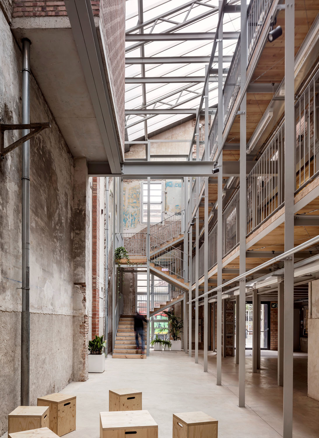 Das Atrium ist mit einer Dachdeckung aus lichtdurchlässigem Polycarbonat versehen