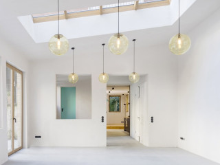 In einem Hinterhof im Stuttgarter Lehenviertel erstrahlt ein ehemaliges Werkstattgebäude dank des Eingriffs von Architektin Tina Kammer in neuem Glanz und beherbergt nun das Wohnatelier Schlosserhof