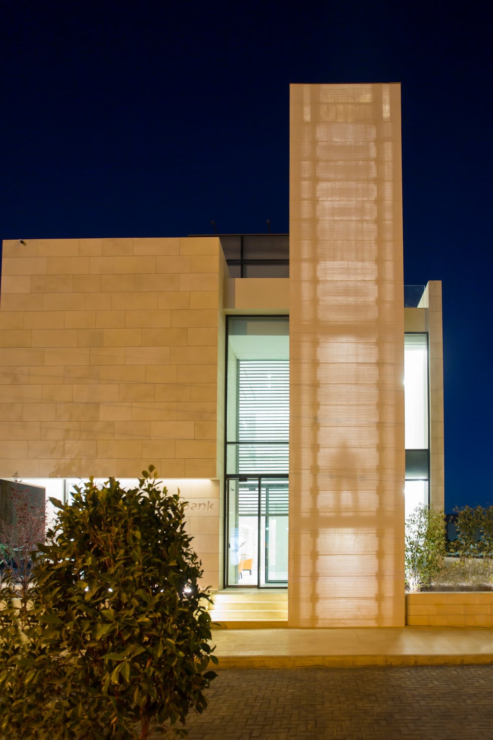In der Dämmerung und bei Nacht zeichnet sich der Schattenwurf von Personen im Treppenhaus auf der Fassade ab