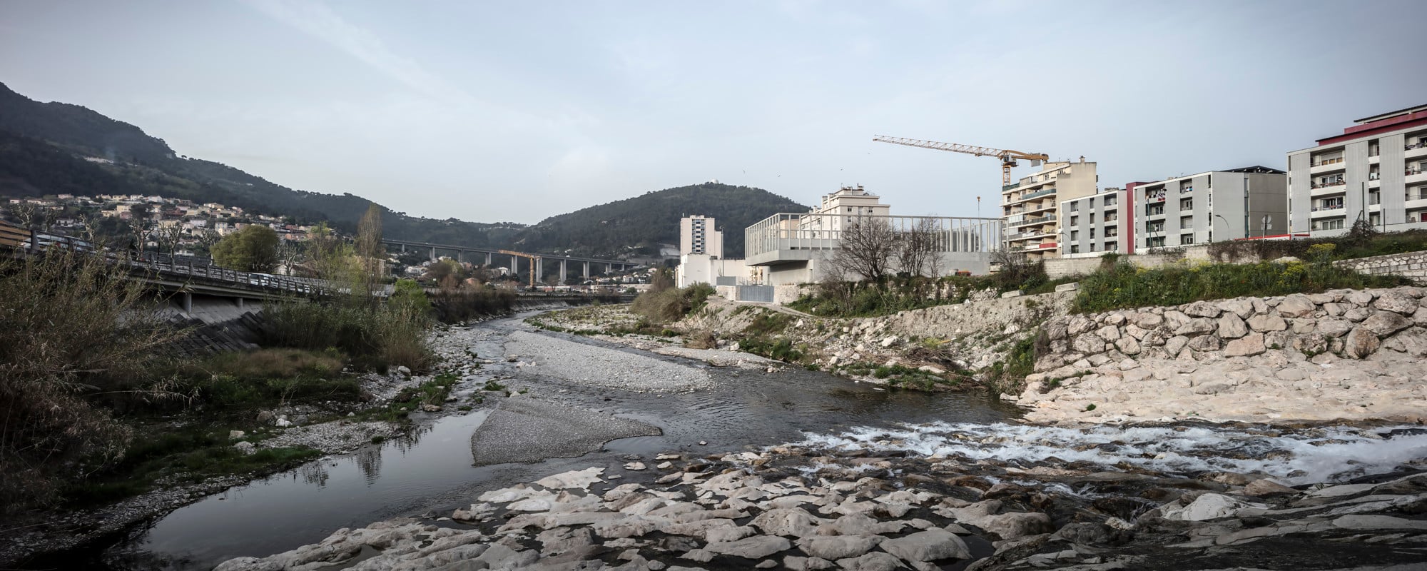 Die Architekten rückten das Gebäudevolumen bis an die Hochwassergrenze