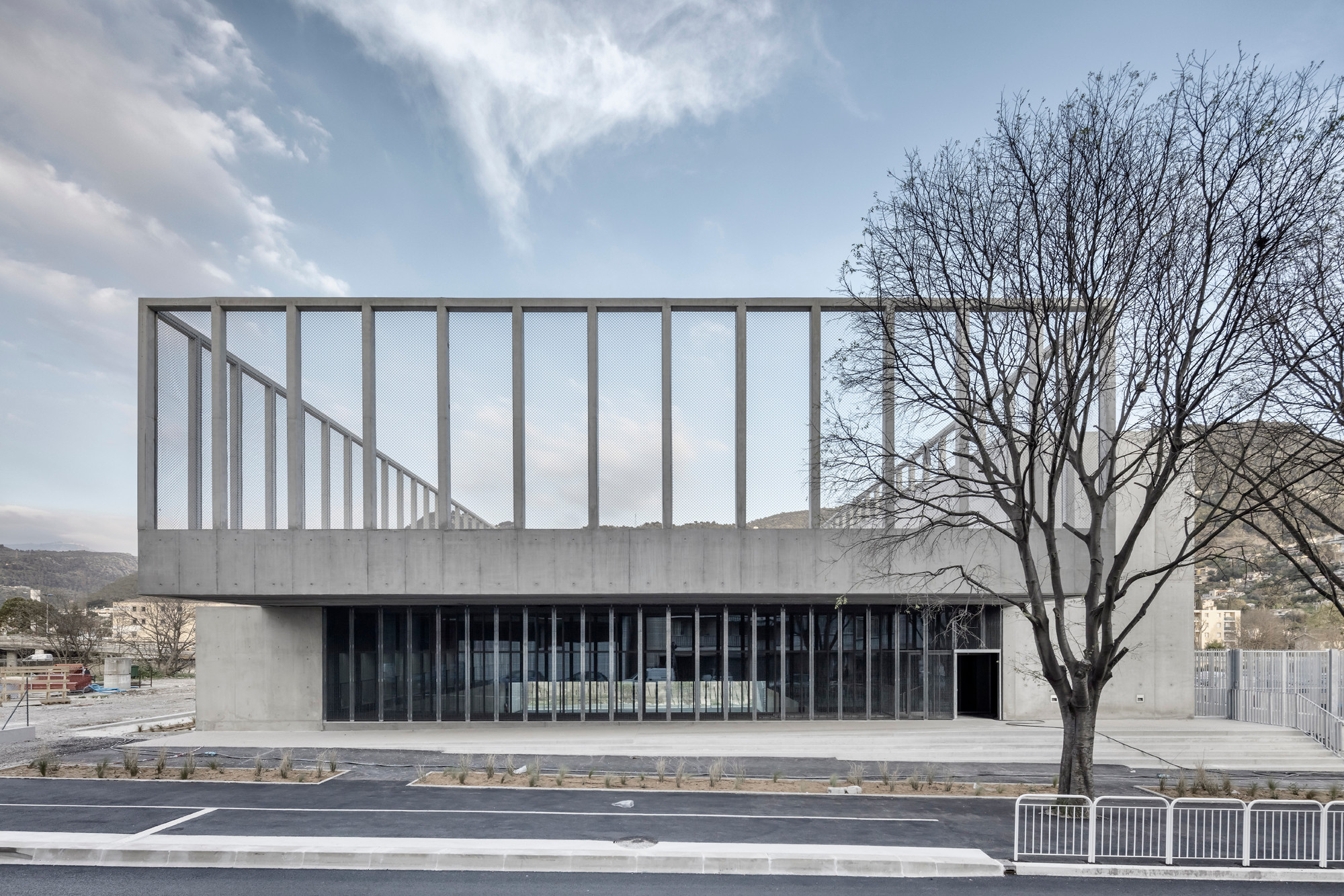 Zur Straße hin öffnet sich das Gebäude und erlaubt den Passanten Einblicke