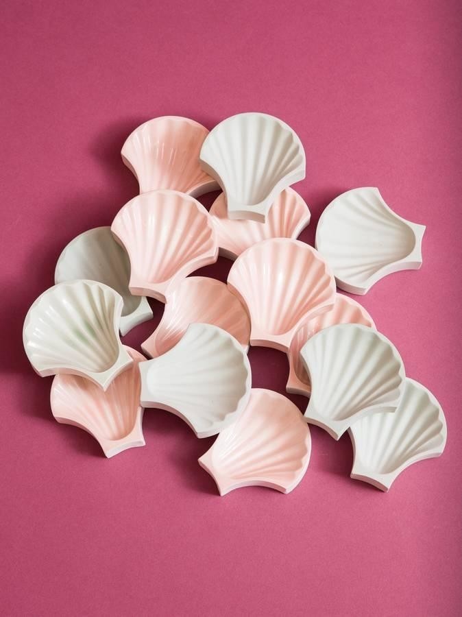 Rocaille ist eine plastische, 1,5 cm dicke Fliese von 10 x 10 cm in Form einer Muschel