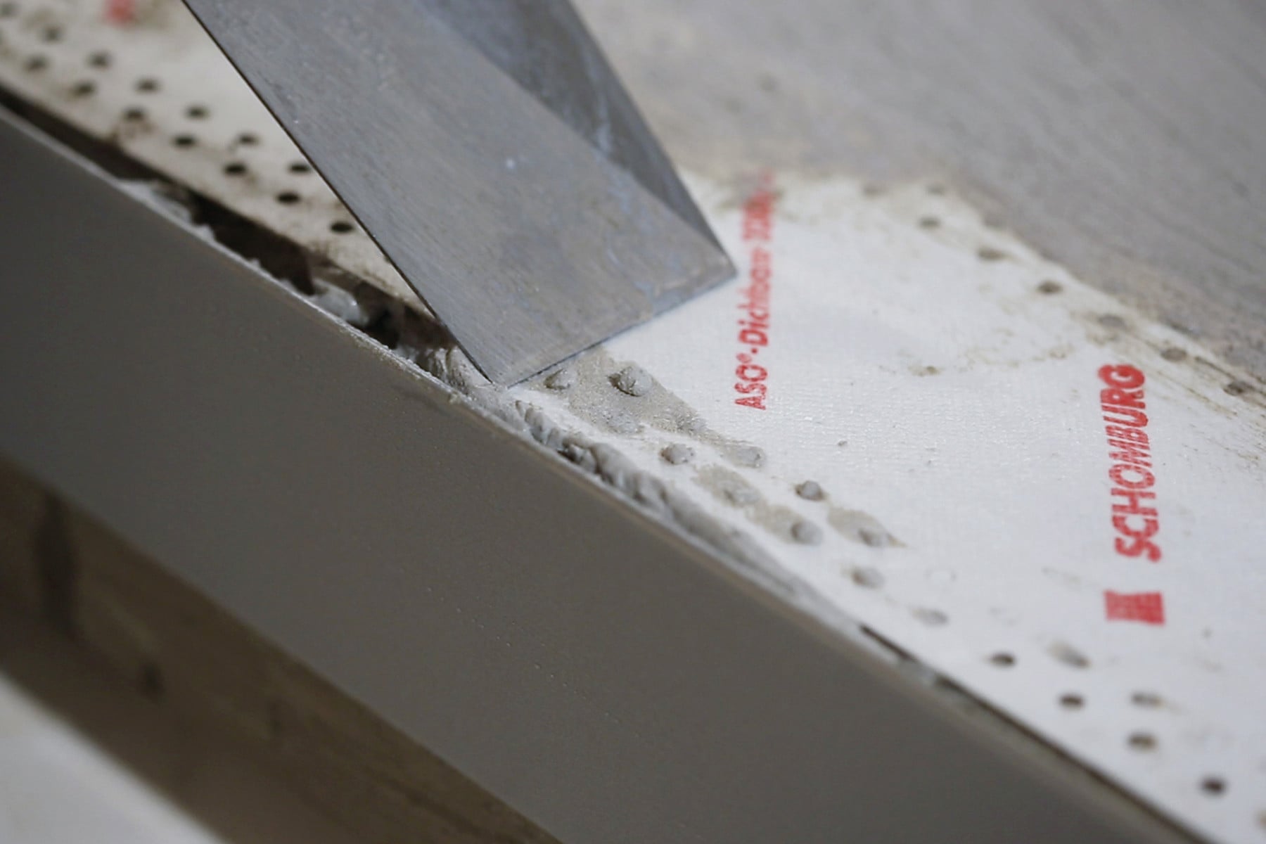 Verklebung des sehr querdehnungsfähigen Dichtbandes Aso-Dichtband-2000-S von Schomburg 