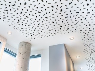 Eine fugenlose Akustikdecke mit rechteckiger Streulochung hat der Hersteller Knauf Gips mit der Reihe Cleaneo Akustik im Sortiment