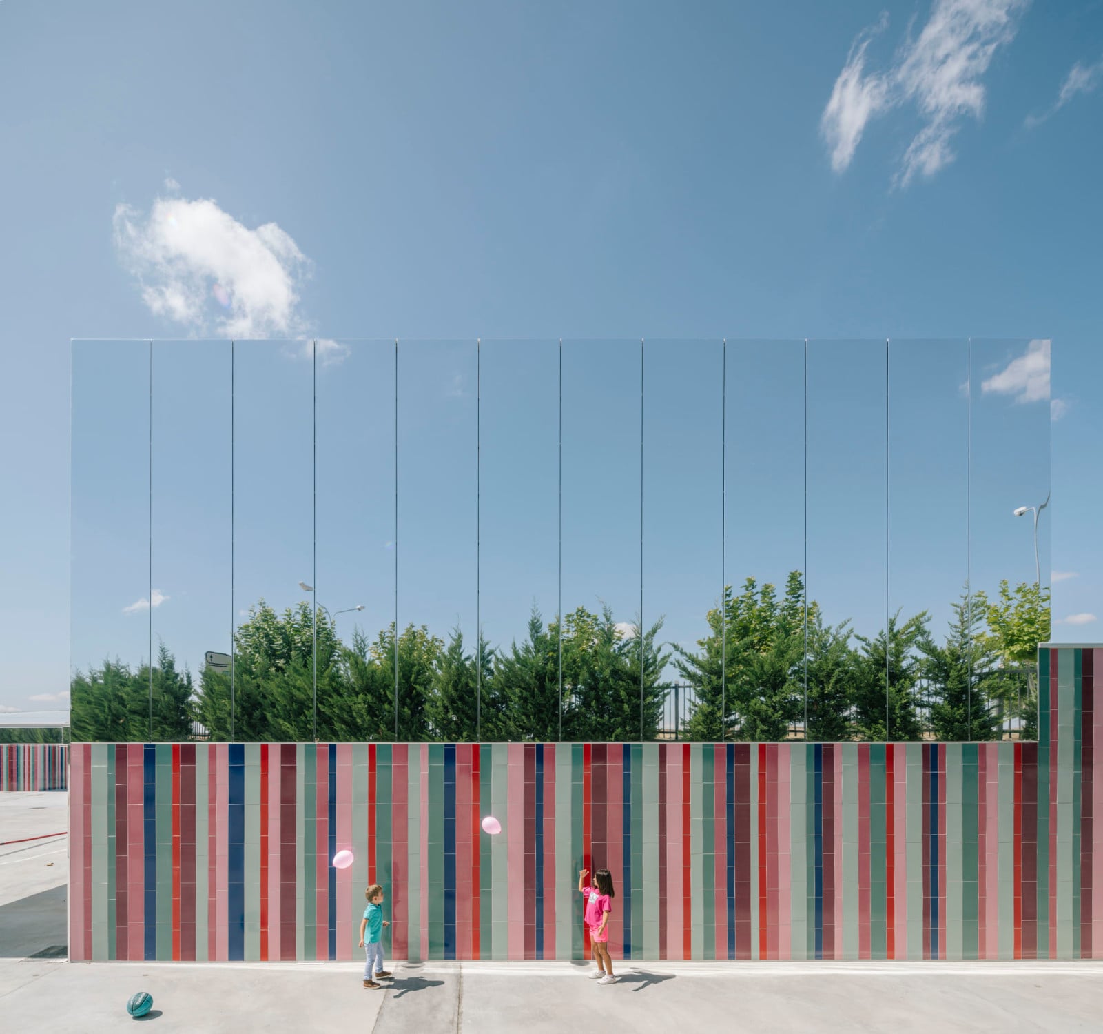 Auf den ersten Blick meint man, einen eingeschossigen, mit bunten Fliesen bekleideten Bau zu erkennen. Das Obergeschoss scheint unsichtbar