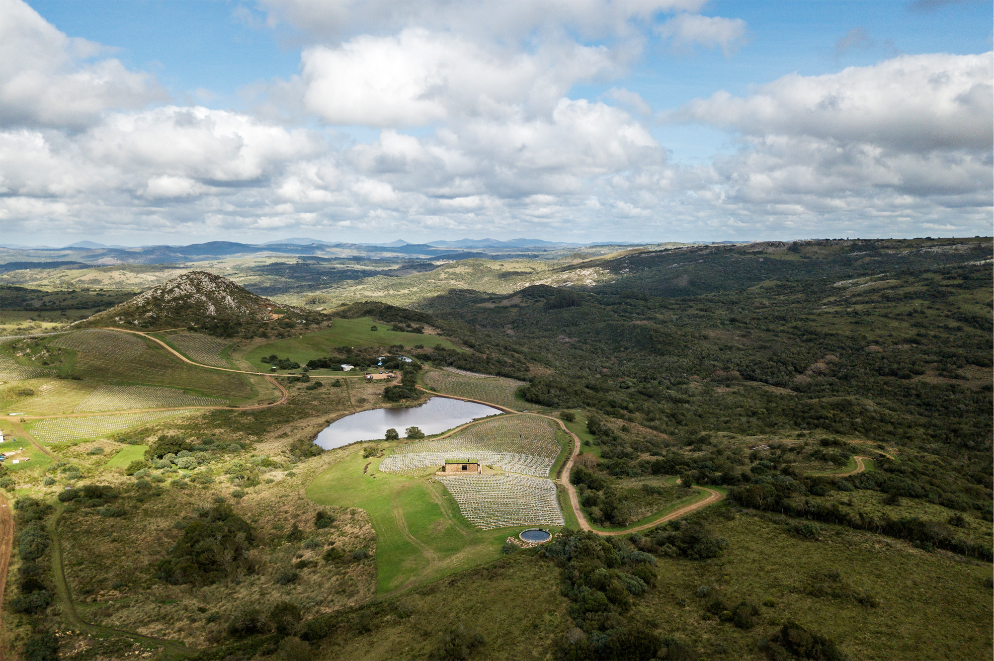 In der weiten, durch Weinbau, Wald und Wiesen geprägten Umgebung, bieten die Sacromonte Shelters eine gewissermaßen luxuriöse und doch bodenständige Unterkunft
