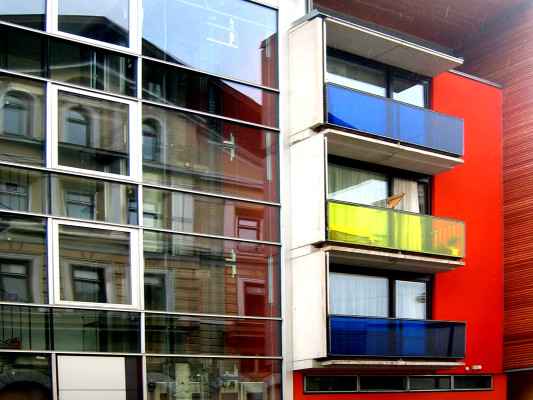 Farbige Glasgeländer an einem innerstädtischen Gebäude