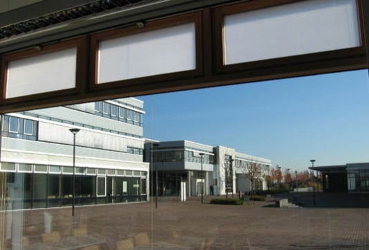 Kapillarglas im Oberlicht der Fachhochschule Bonn-Rhein-Sieg in Rheinbach; Architekten: Vogt & Partner, Düsseldorf