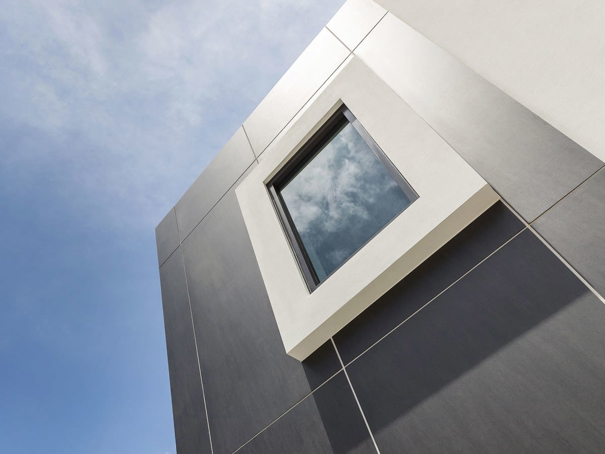 Der spanische Baukeramikhersteller Thesize ein Verfahren entwickelt, das beim Fassaden-Sortiment des firmeneigenen Materials Neolith einen Selbstreinigungseffekt erzeugt