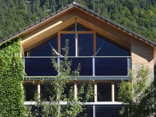 Moderne Solarthermie-Flachkollektoren lassen sich unauffällig ins Dach integrieren.