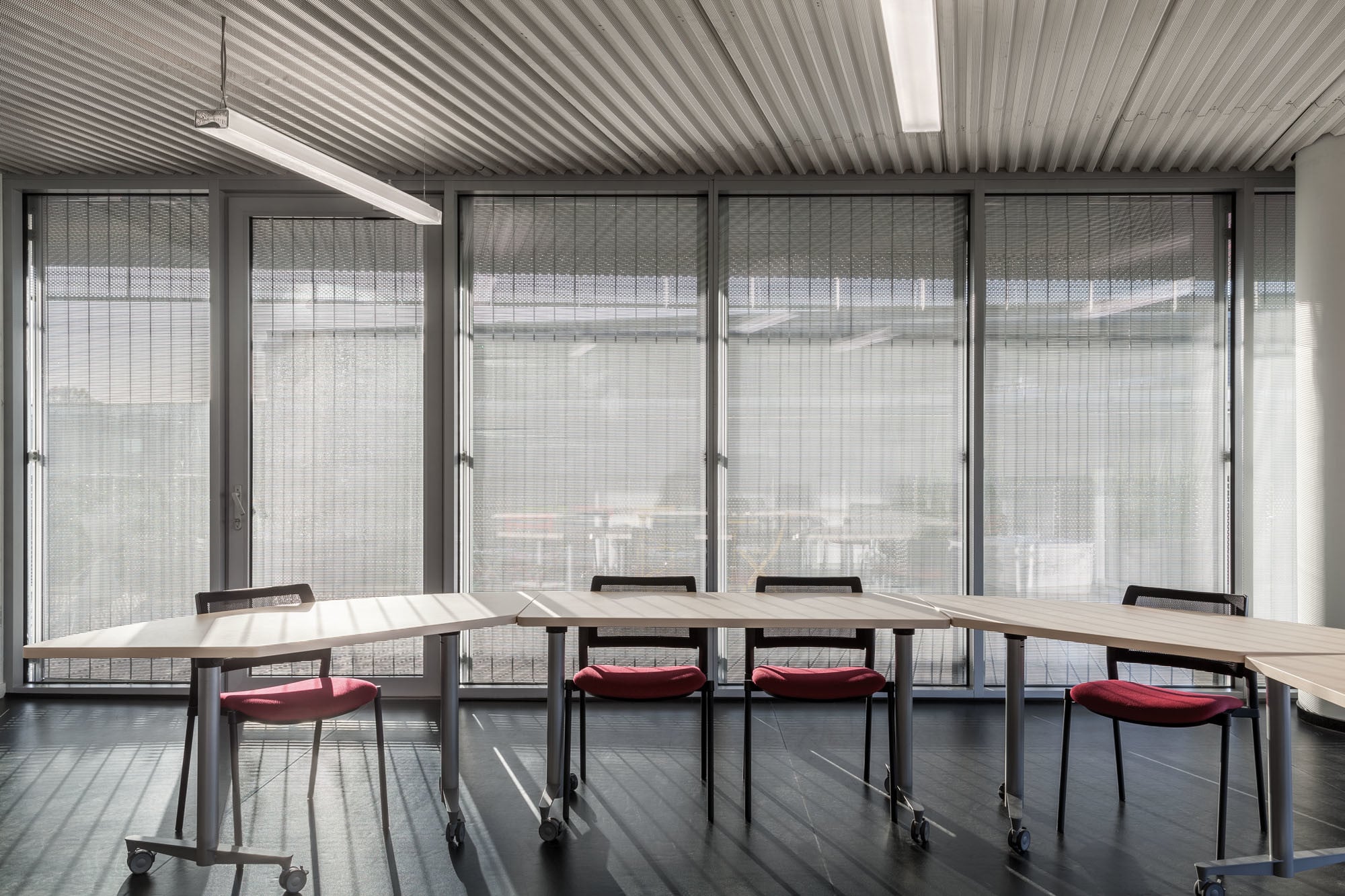 Platzsparender Sonnenschutz für hohe Windlasten | Fassade | Produkte