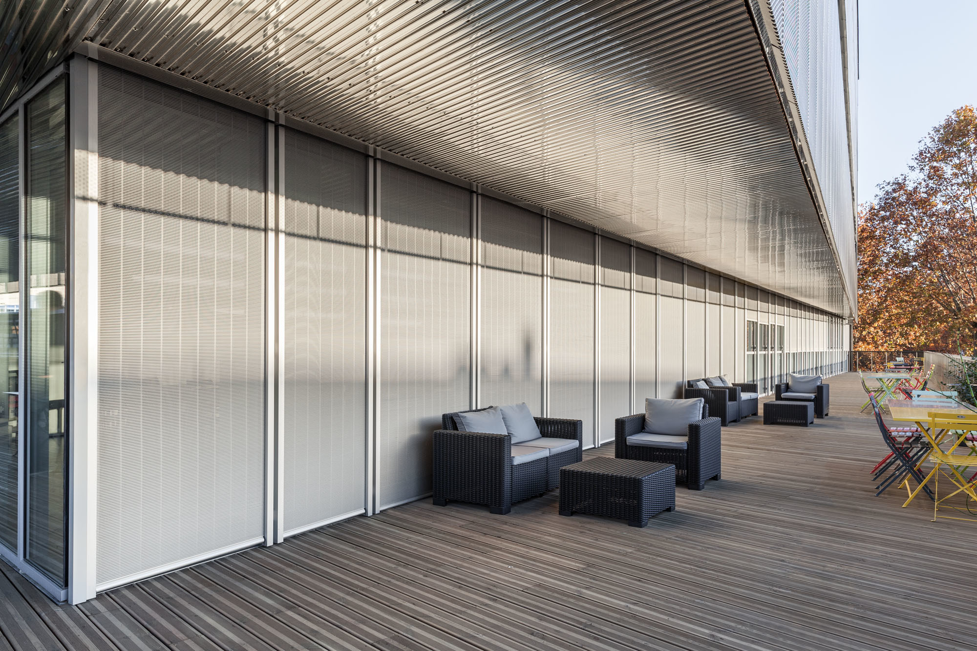 platzsparender sonnenschutz fur hohe windlasten fassade produkte baunetz wissen