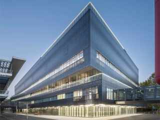 Effizienten Sonnenschutz gewährleistet der Metallbehang s_enro des Herstellers MHZ unter anderem am Forschungsgebäude auf dem Neurocampus Bordeaux, entworfen vom Pariser Büro vib Architecture.