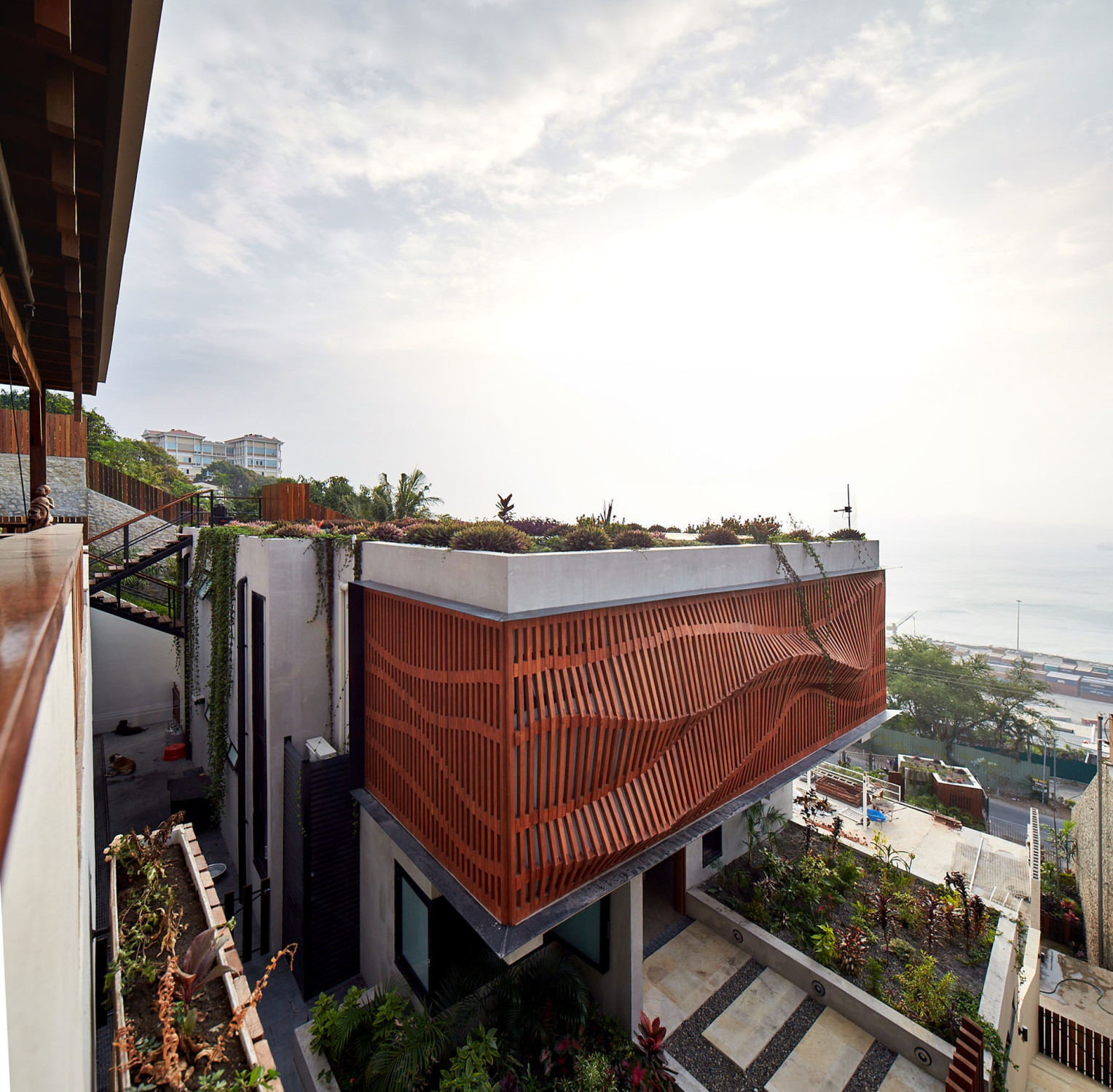 Das Brise Soleil, geformt als organischer Wellenschlag, umgibt das Hauptschlafzimmer auf drei Seiten 