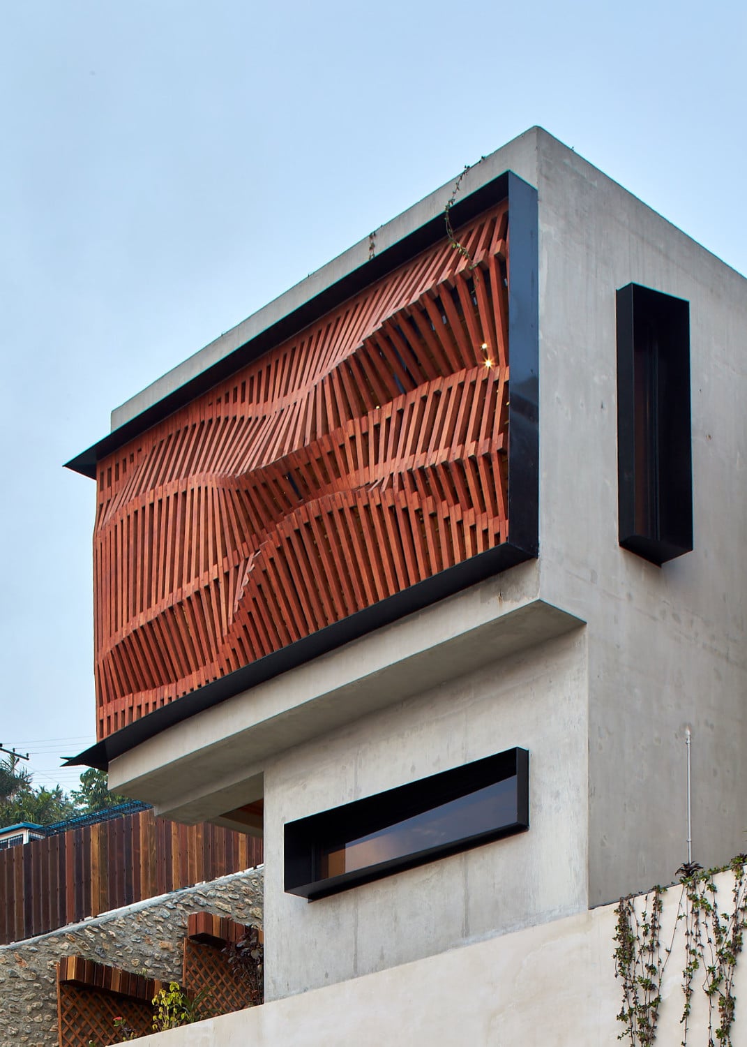 Das Wohnhaus an der Küste der Hauptstadt von Papua-Neuguinea verfügt über einen hölzernen Sonnenschutz, der lokale Bautradition mit moderner CAD-Entwurfstechnologie vereint