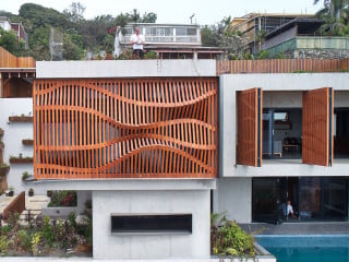 Die traditionellen Holzkanus „Lagatoi" und Pfahlbauten Neu-Guineas dienten dem australischen Büro Studio Workshop als Inspiration für das Brise Soleil House in Port Moresby