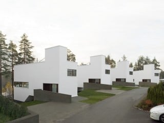 Am Ortsrand vom schwedischen Åkersberga stehen in Hanglage die vier schmalen Wohnbauten The Ship (auf Schwedisch Skeppet)