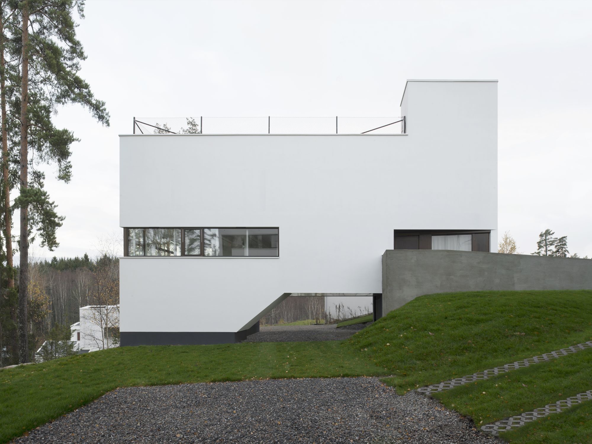Jede Ansicht ist der gradlinigen Baukörper durch die Anordnung der Fenster unterschiedlich – nach Norden und Osten eher geschlossen, die Schmalseiten nach Westen und Süden großzügig verglast 