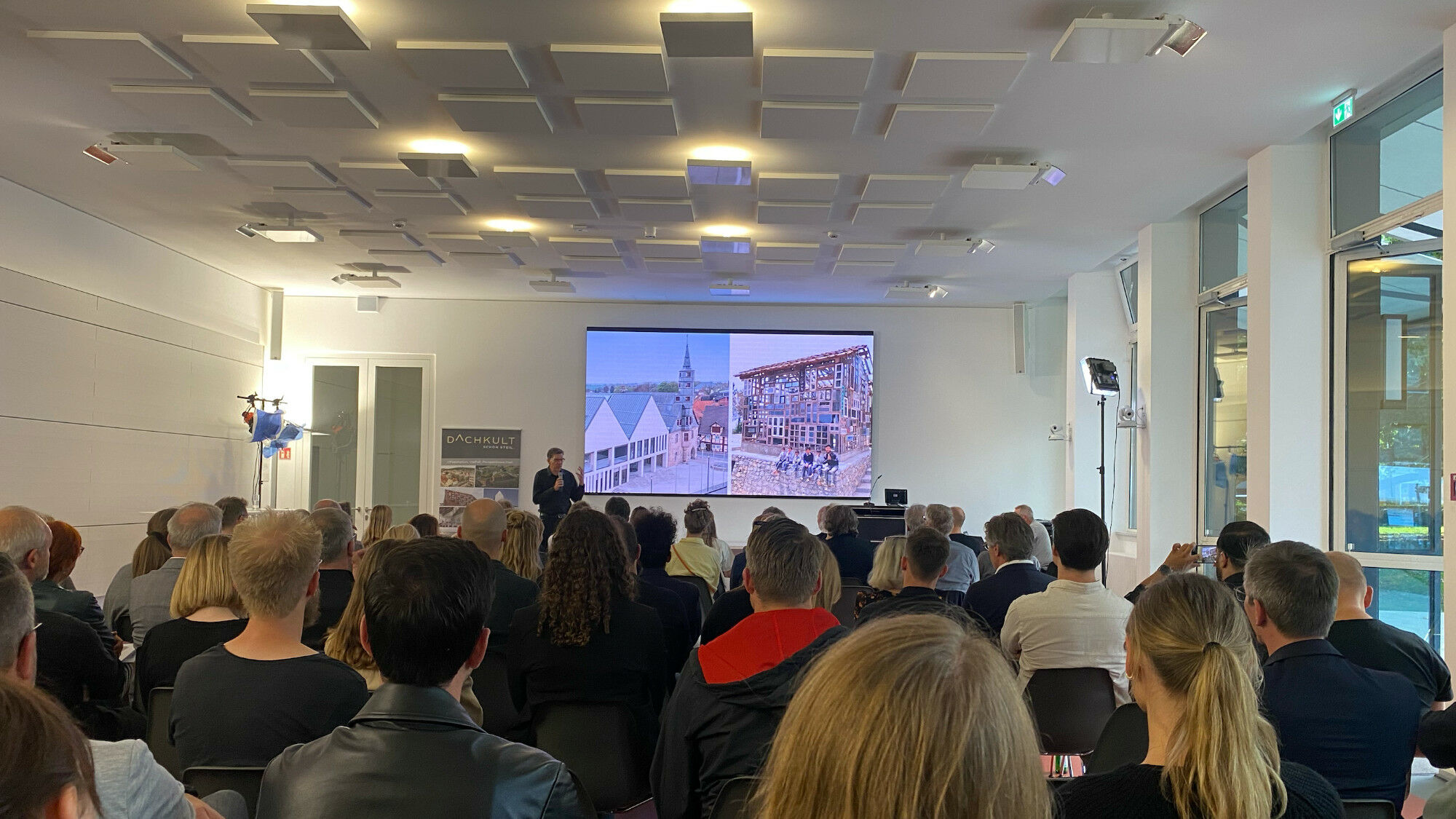 Zu Schwerpunkten wie Energiegewinnung, Formgebung oder dem Umgang mit Bestand und Denkmalschutz präsentieren namhafte Architekt*innen bei den RooftopTalks ihre Steildach-Projekte – mit anschließender Fragerunde und Podiumsdiskussion.