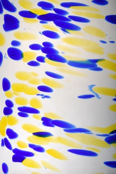 Getupfter Überfang Blau und Gelb auf Weiß