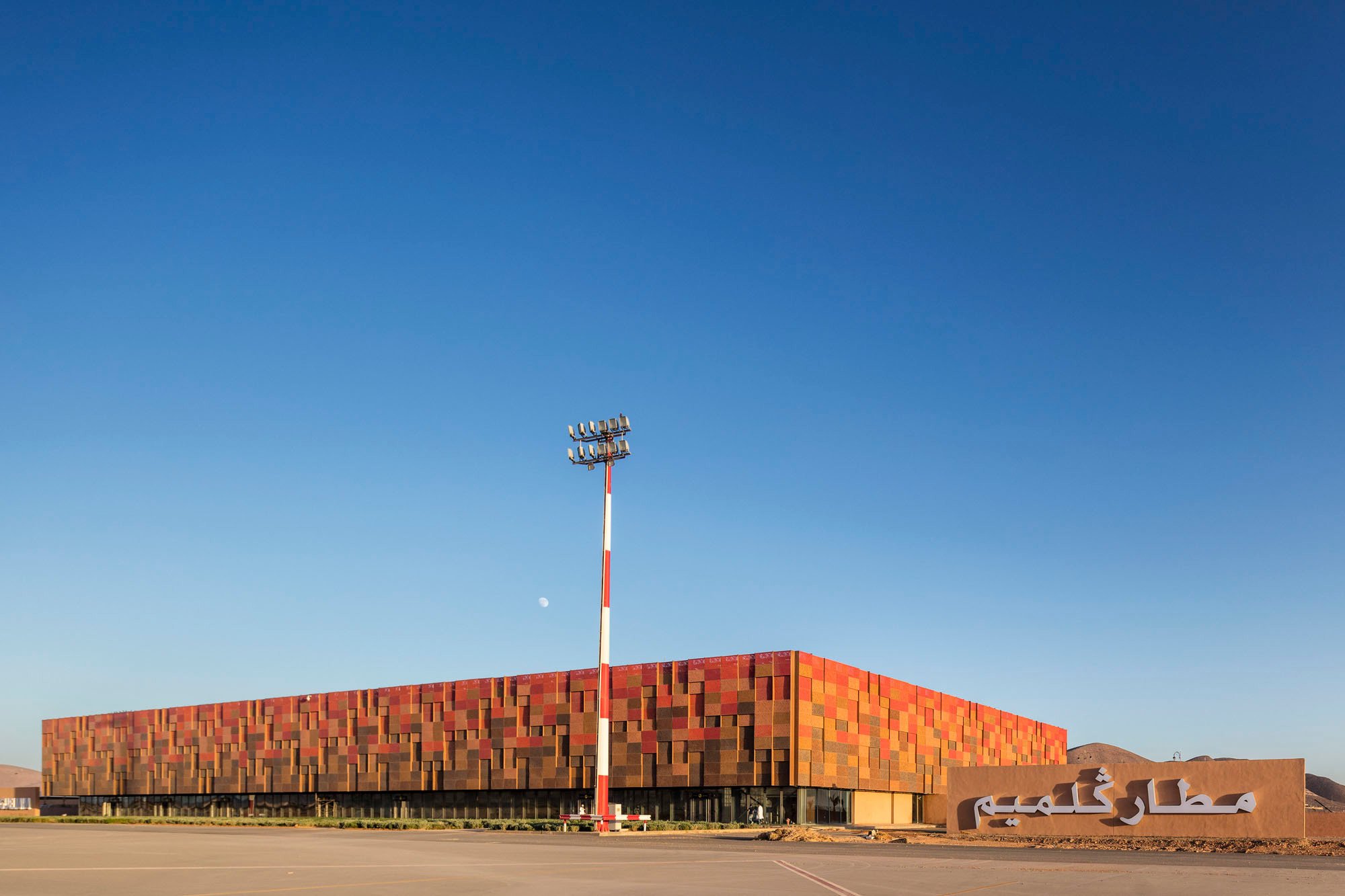 Schutz vor der Sahara-Sonne bietet eine mit Abstand vorgehängte Fassade aus perforierten Metallplatten.