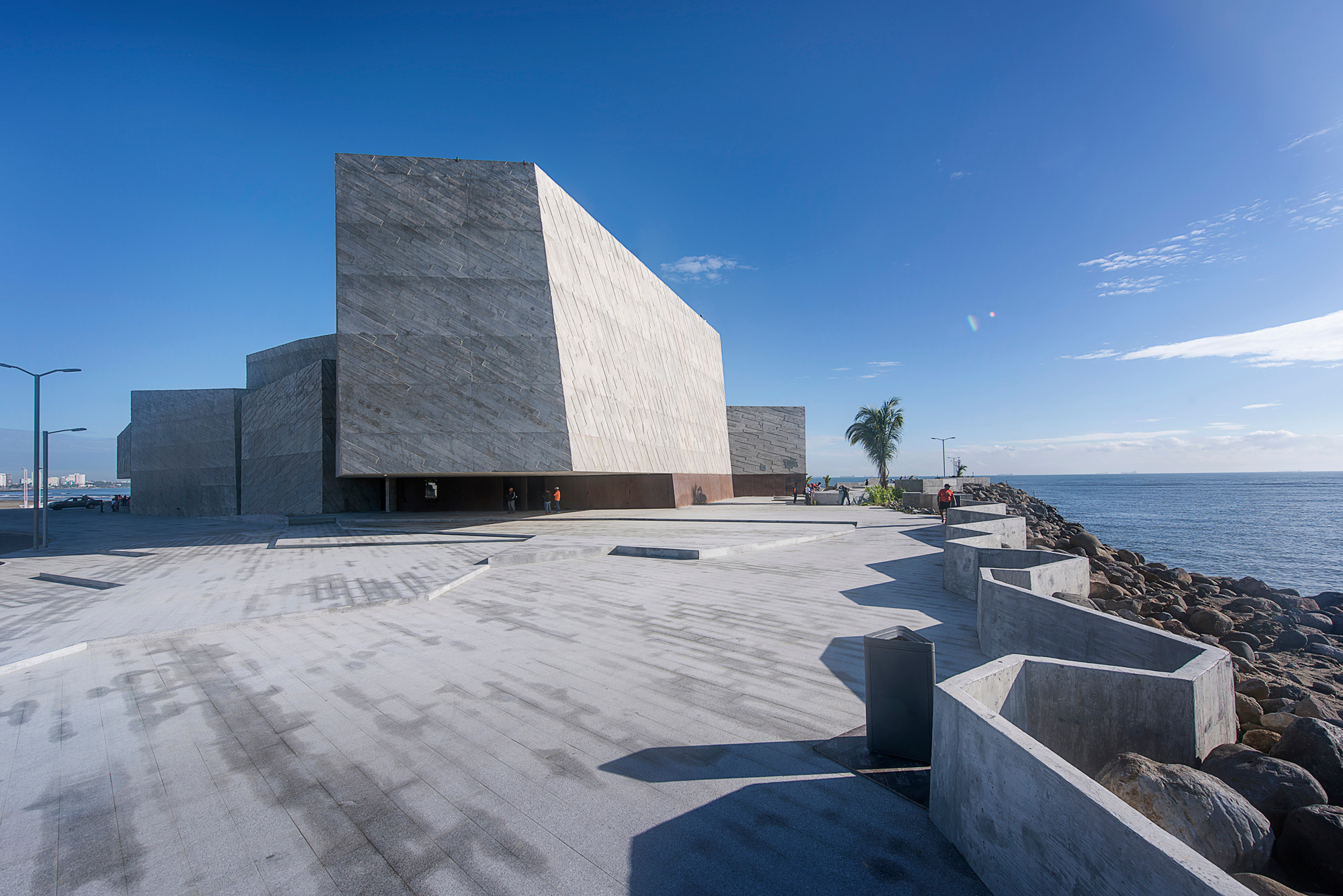 Entworfen haben den markanten Betonmonolithen Rojkind Arquitectos aus Mexico City
