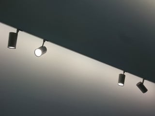 Strahler sind Leuchten für vorwiegend stark gerichtetes Licht. Sie eignen sich Strahler als Objekt- oder Akzentbeleuchtung besonders gut (im Bild: schwenkbare Strahler an Stromschiene).