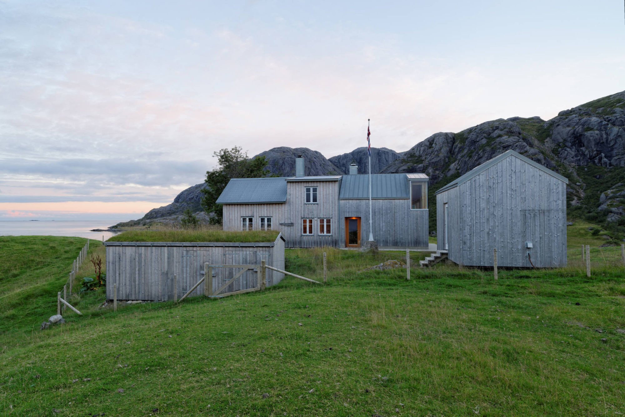 Der Anbau nach Plänen des Architekten Carl-Viggo Hølmebakk ergänzt das traditionelle Nordlandshus harmonisch