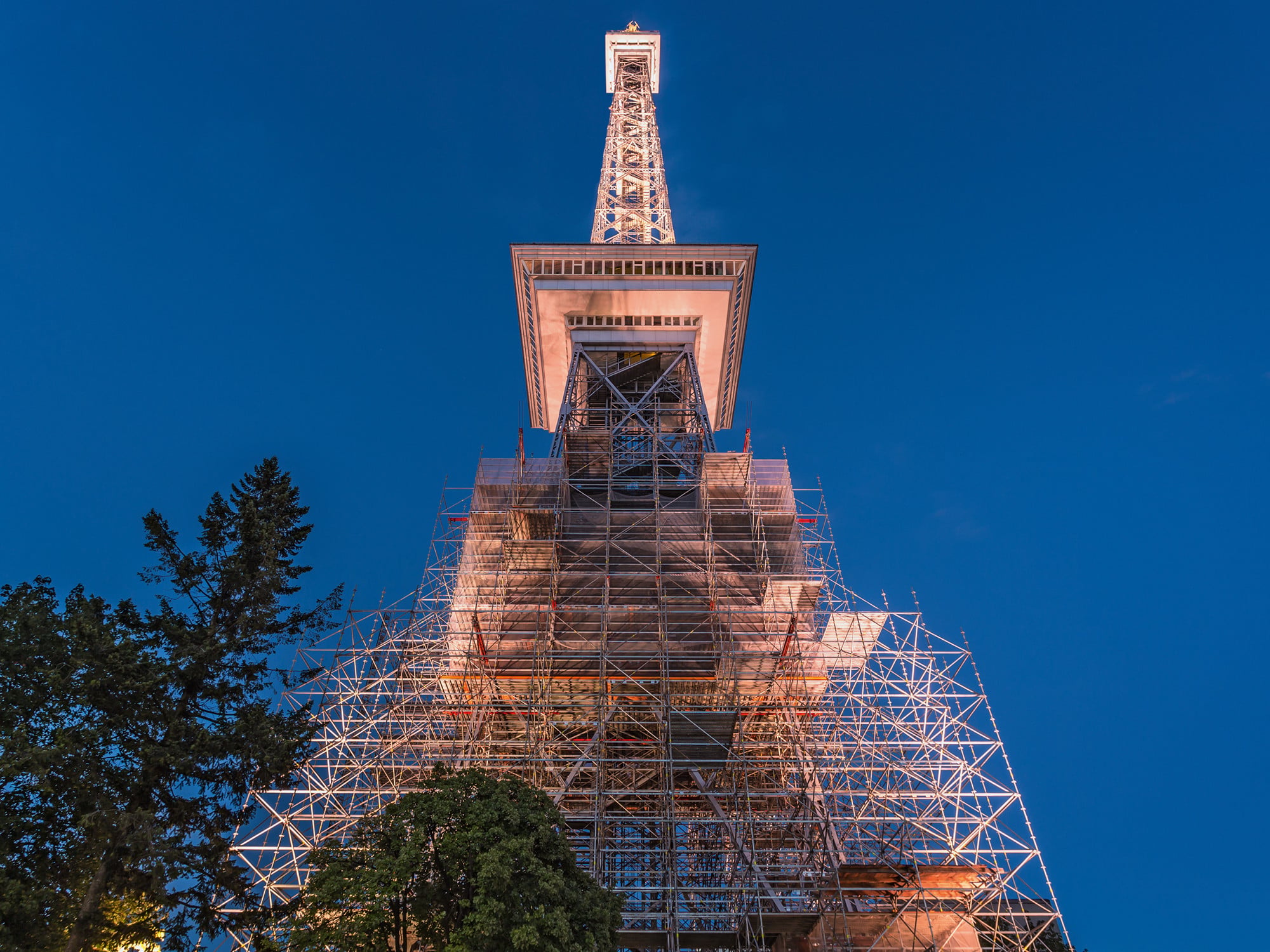 Um den 147 m hohen Berliner Funkturm vor Rost zu schützten, standen auch in diesem Jahr wieder Sanierungsarbeiten an