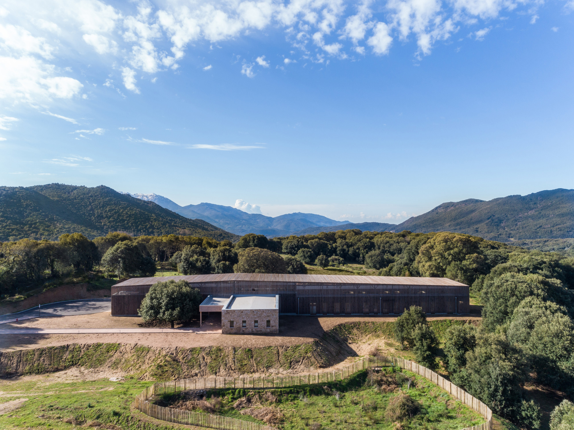 Nordseite der Grundschule mit Kindergarten nach Plänen der Architektin Amelia Tavella, die vorwiegend Holz und Naturstein als Baumaterialien verwendete