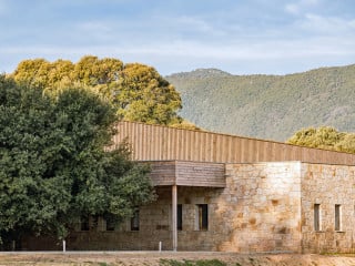 Südseite des lang gestreckten Schulhauses in der Gemeinde Santa Maria Siché