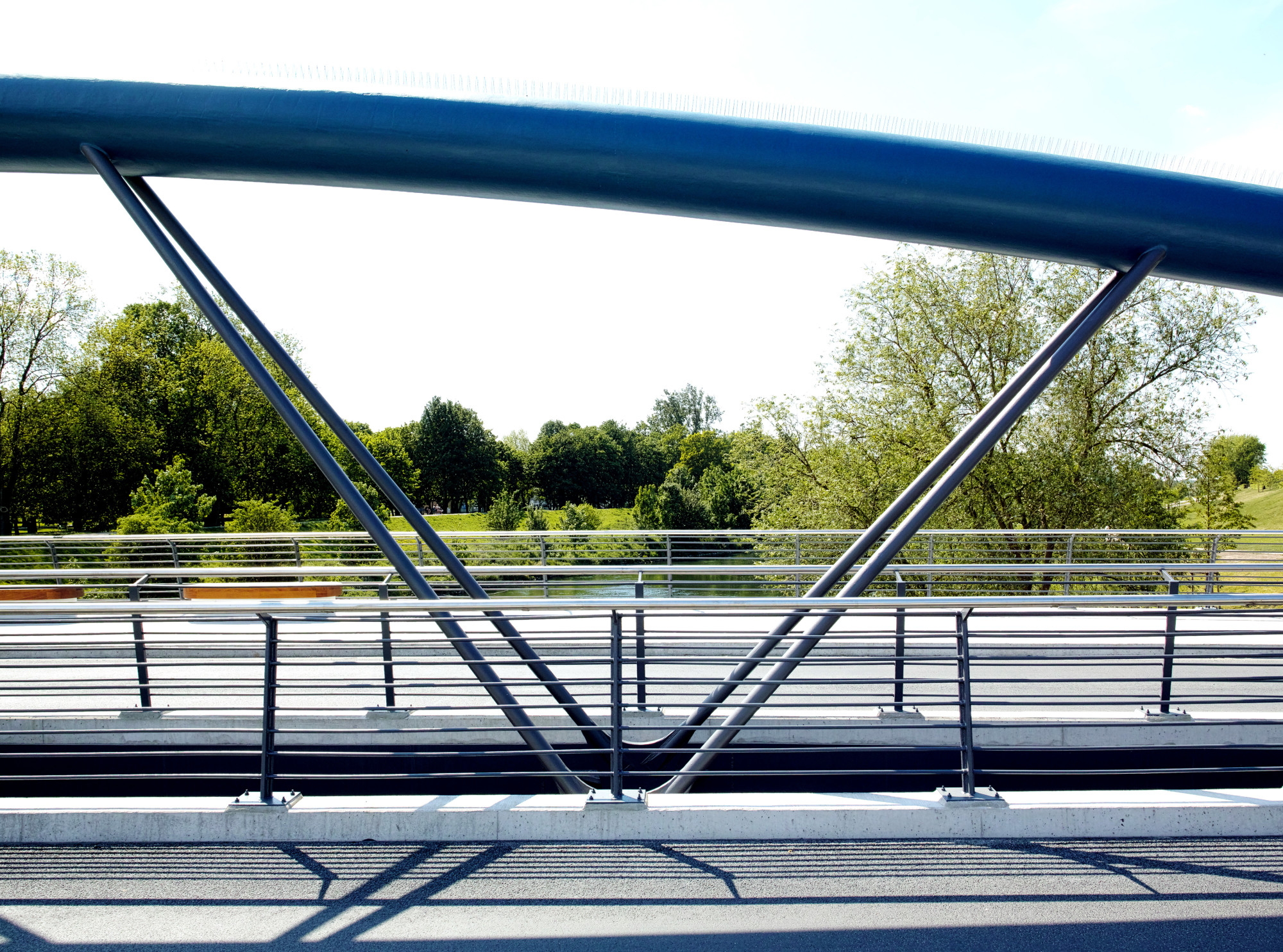 Der Neubau stellt eine wichtige innerstädtische Verbindung dar und wird sowohl von Kraftfahrzeugen als auch Fußgängern und Radfahrern genutzt