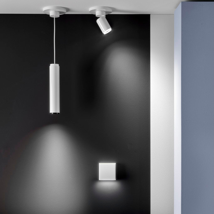 Darüber hinaus gibt es eine Einbau- und eine Aufputzvariante zur Anbringung von den Pendelleuchten an der Decke (im Bild: Insta). 