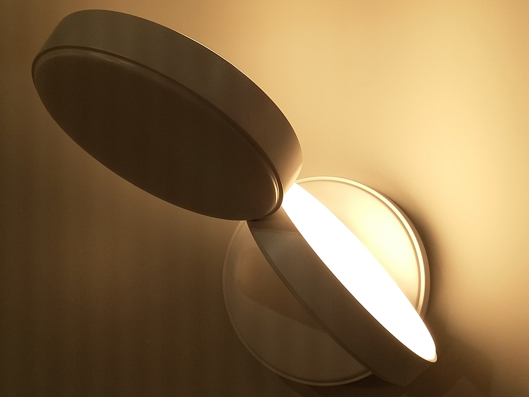 Beispiele für die Lichtausbeute verschiedener Lampen sind: Halogen-Glühlampe 20 lm/W und LED 140 lm/W
